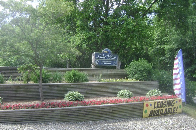 Building Photo - 1 br, 1 bath Apartment - Lake Wind Apartments