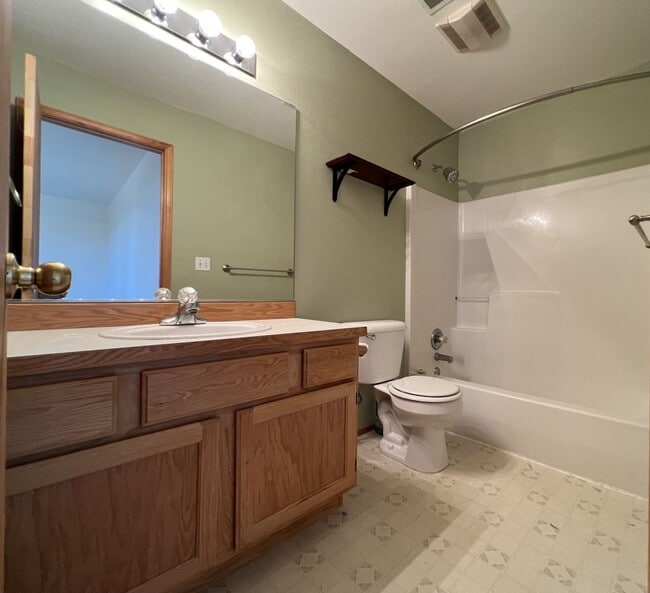 Building Photo - Spacious Craftsman Style Home - Pet Friendly!