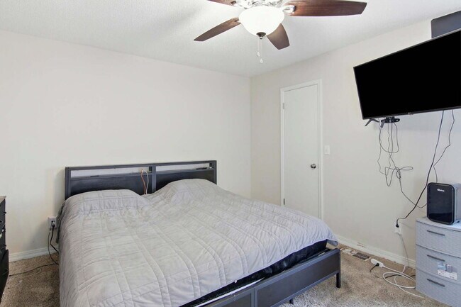 Building Photo - "Charming 2-Bed Townhouse Retreat in Fort Walton Beach – Perfect Comfort in 967 Sq Ft!"