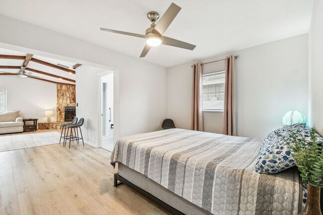 Building Photo - 2 Bedroom 2bathroom with Bonus Room in St....