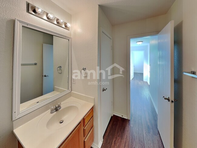 Building Photo - 6202 Roseborough Dr