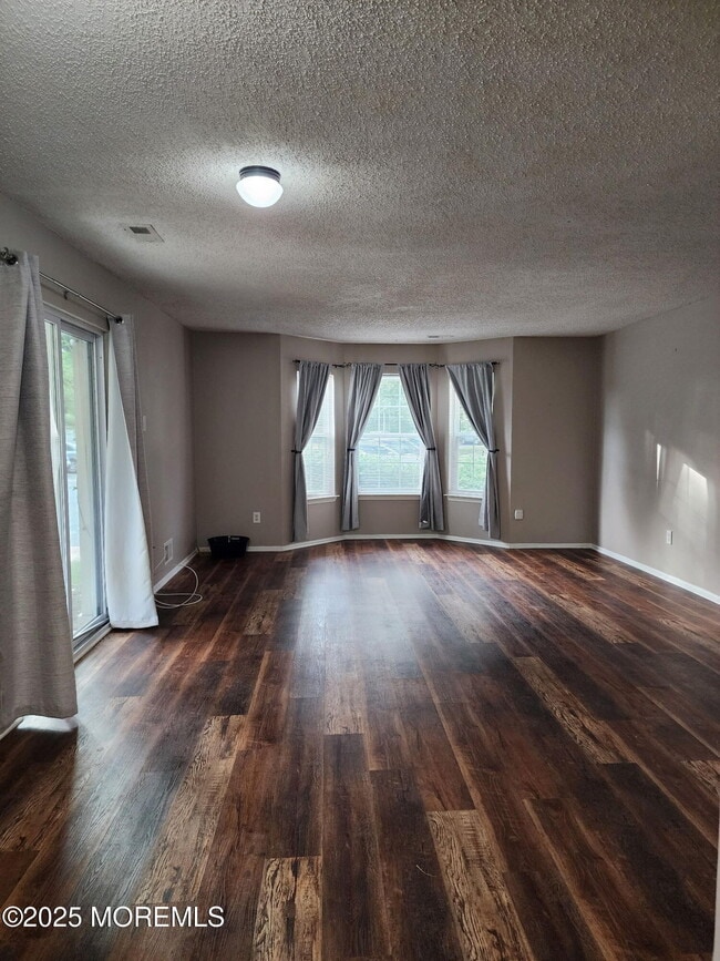 Building Photo - 175 Tulip Ln