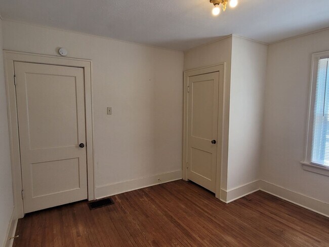 Building Photo - Charming home DOWNTOWN, steps from Columbia College