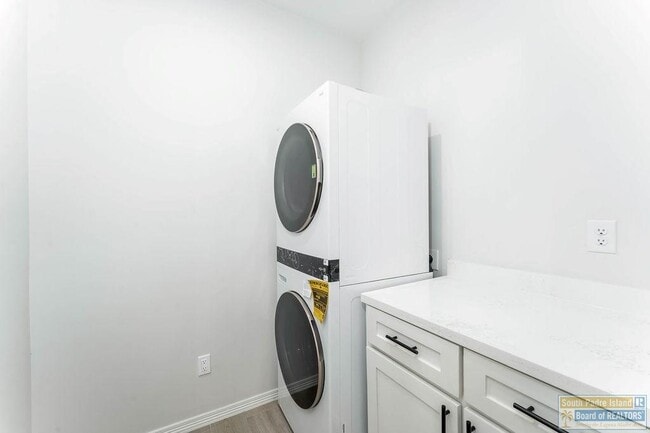 Building Photo - 18 S Bay Hill Dr