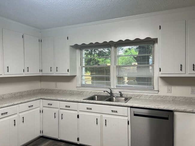 Building Photo - Newly Updated All-Brick Home in Growing Newport!