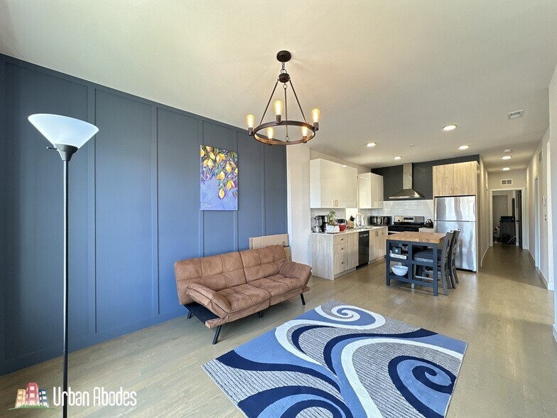 Building Photo - 908 N California Ave