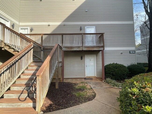 Building Photo - Welcome to this charming 1-bedroom, 1-bathroom Apartment, located in the vibrant city of Charlott...