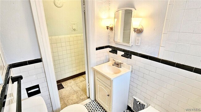 Building Photo - 657 Englewood Ave