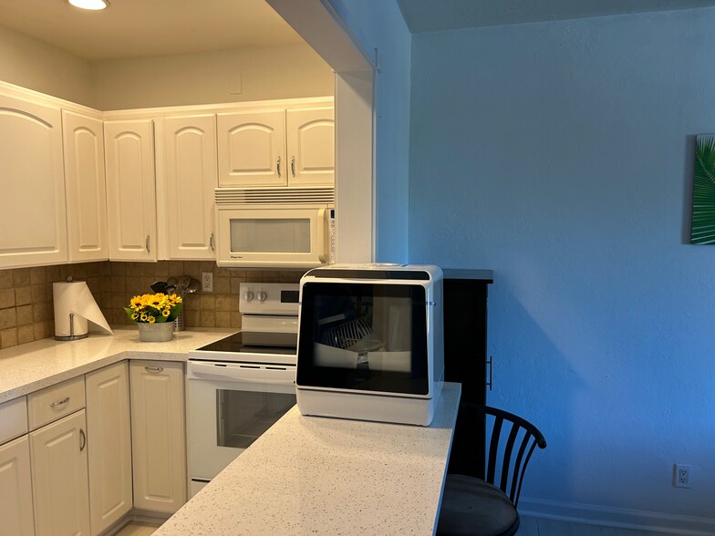 Kitchen with dishwasher - 1001 SE 16th St