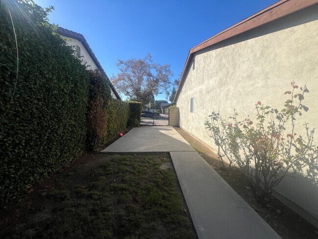 Building Photo - 3 Bedroom 2 Bath Home ,