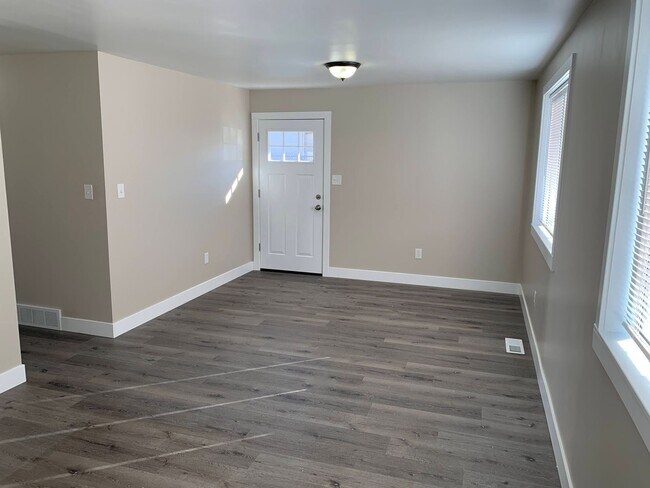Building Photo - Updated 4 Bed Home with Large Yard