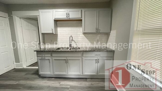 Building Photo - 4 Bedroom 2 bathroom in Kansas City!