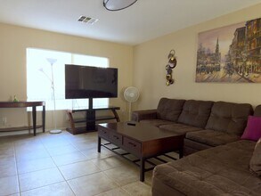 Building Photo - Beautifully Maintained Home Near Schools & Shopping!