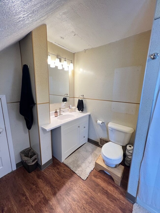 Building Photo - AVAILABLE AUGUST 1 - Spacious 3+ Bedroom Home