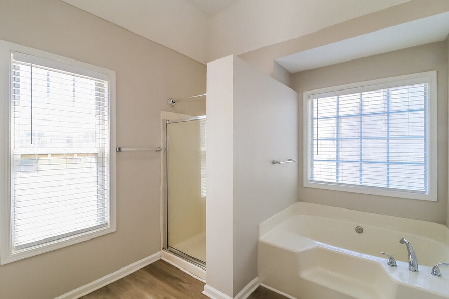 Building Photo - 915 Castlerock Way