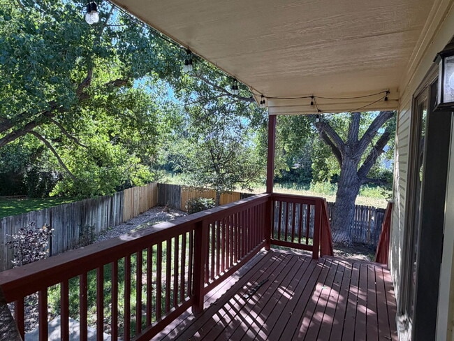 Building Photo - Charming Split-Level Oasis on a Quiet Cul-de-Sac Backing to Greenspace. New Carpet, New Paint and...