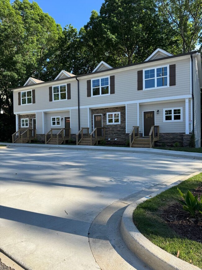 Building Photo - Luxury Lakeview Living Just Minutes from D...