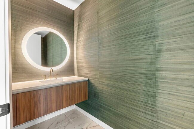 Building Photo - BEAUTIFUL Luxury Condo in Downtown St Pete...
