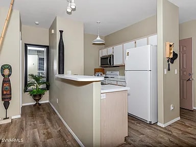 Open concept kitchen - 985 E Mingus Ave