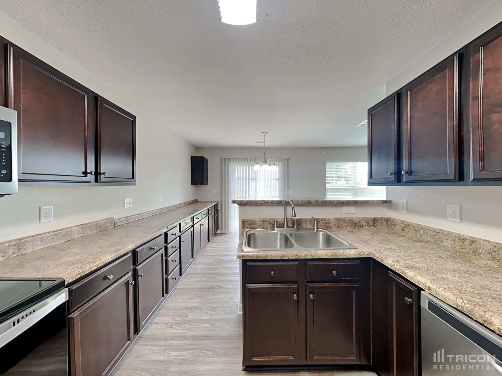 Building Photo - 905 Farnsworth Dr