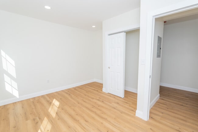 Building Photo - 84 Pembroke Ave