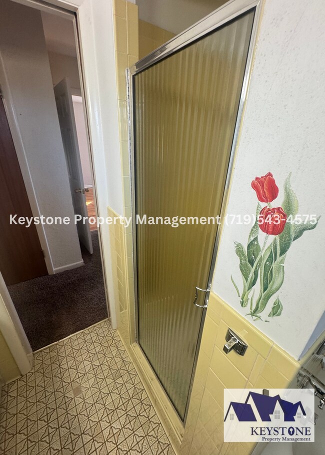 Building Photo - St. Charles Mesa! Spacious 4 Bedroom/1.5 B...