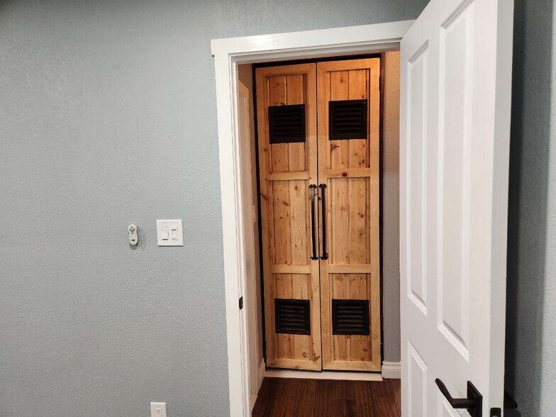 Building Photo - 703 42nd St