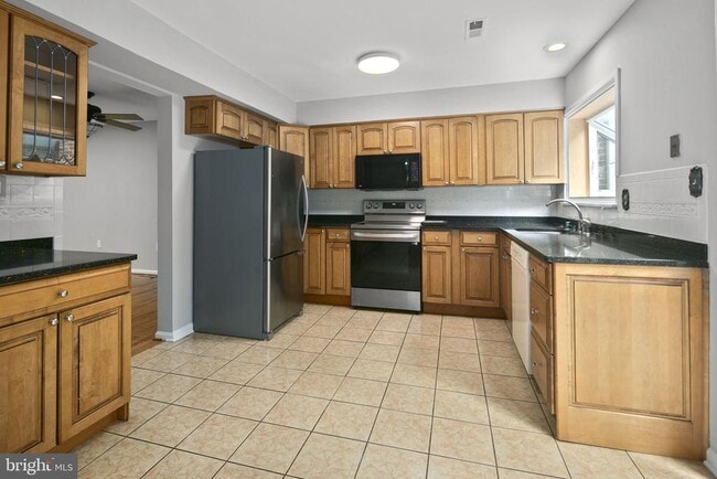 Building Photo - 2514 S Walter Reed Dr