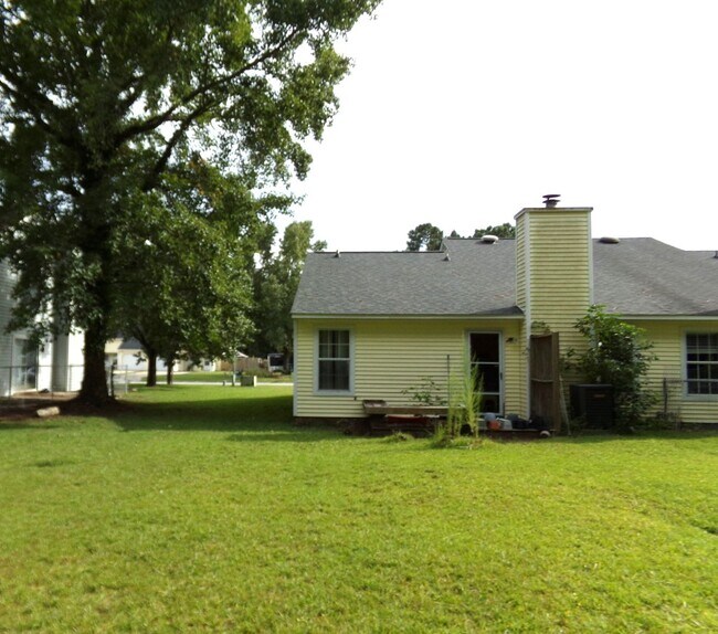 Building Photo - 127 Village Ct