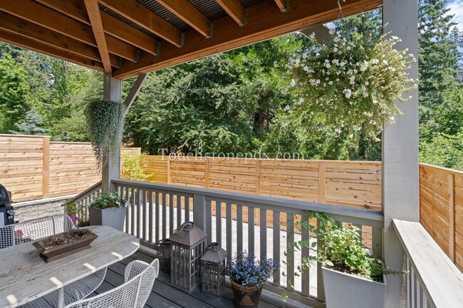Building Photo - Luxurious 4 Bed/3.5 Bath Residence - Your ...