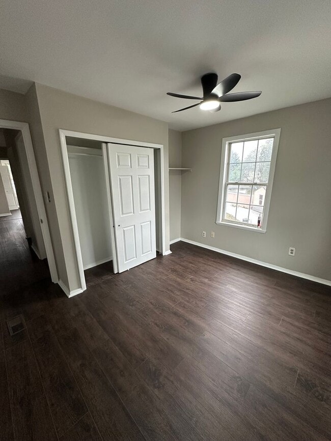 Building Photo - 3 Bed, 1 Bath Townhome