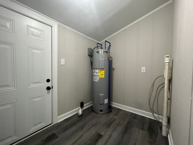 Building Photo - AVAILABLE TO SHOW!!!