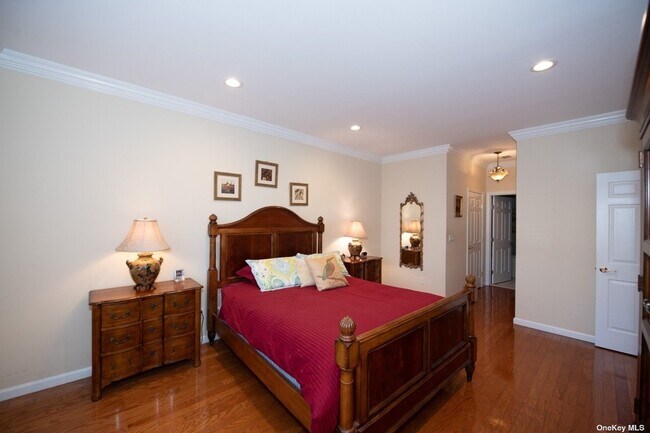 Building Photo - 546 Bardini Dr