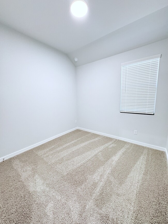 Building Photo - 401 Green Gables Dr