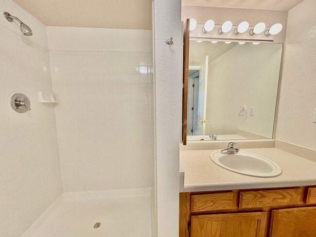 Building Photo - Charming Main floor 2 bed, 2 bath Condo