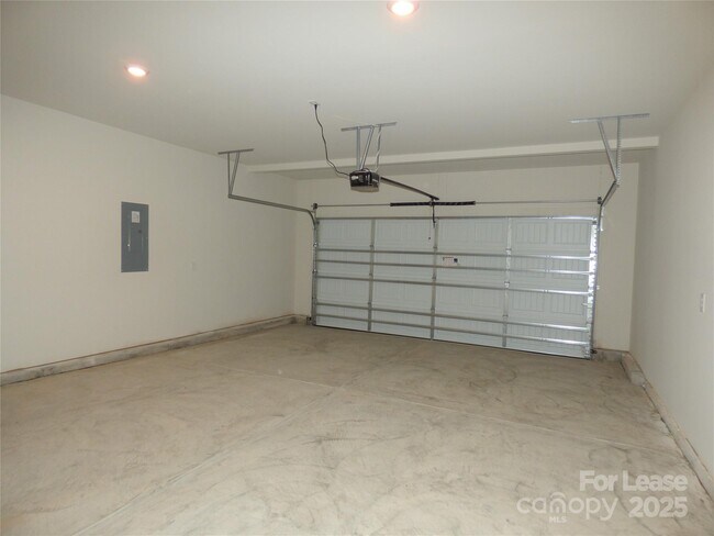 Building Photo - 1057 Red Apple St