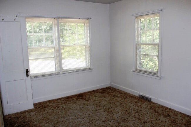 Building Photo - NEXT TO KSU!!!