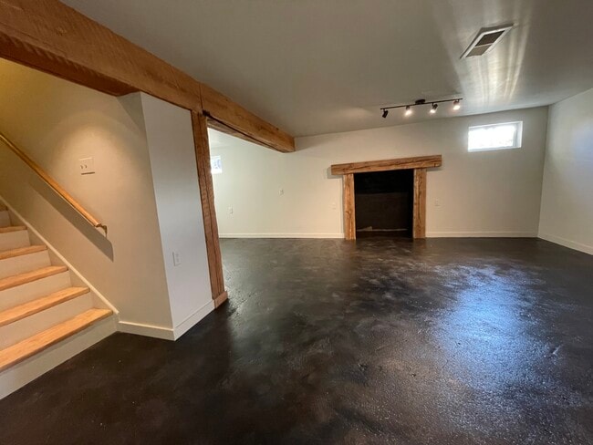 Building Photo - 595 S Hofstetter St