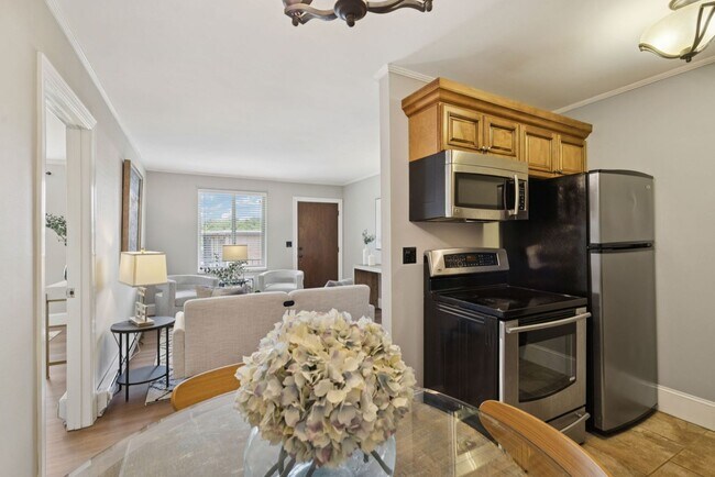 Building Photo - Walkable Location, Location, Location in G...