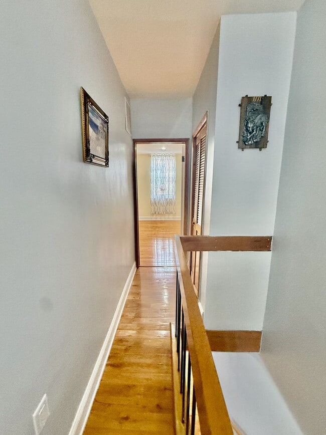 Building Photo - SPACIOUS & MODERN 3 BED/1.5 BA HOUSE w/ Central AC-HARDWOOD Flooring-WASHER/DRYER & Rear PATIO in...