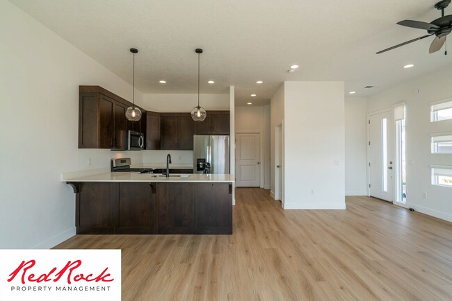 Building Photo - End Unit Townhome in Washington Fields wit...