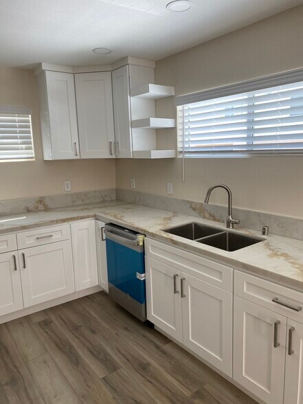 Building Photo - 549 E Tujunga Ave