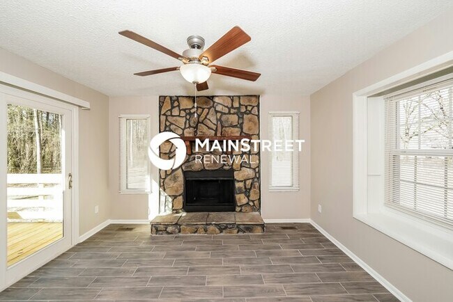 Building Photo - 3 Bedroom Pet-Friendly Home in Center Poin...