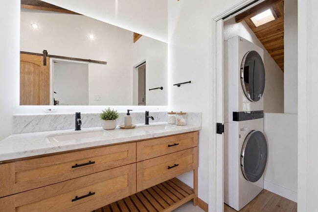 Building Photo - Renovated Coastal Townhome in Prime Santa Monica
