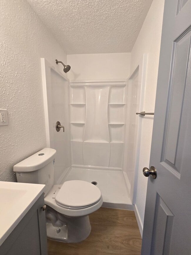Building Photo - Freshly Remolded 2 Bedroom Apartment Move-...