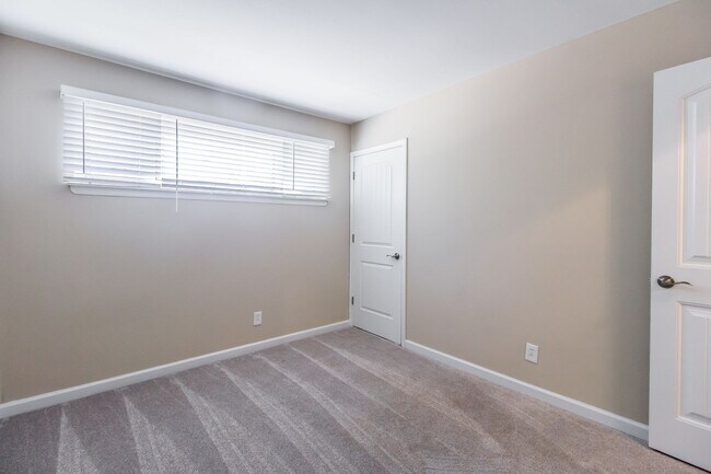 Building Photo - Pet Friendly, Renovated Home in Fox School District