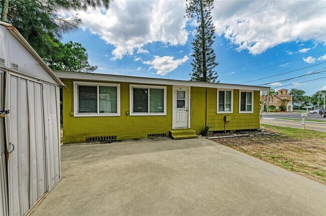 Building Photo - Cozy and stylish duplex in Bradenton, your home away from home! Pet friendly