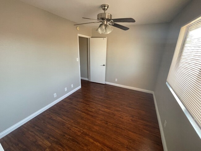 Building Photo - 3 Bed/ 2.5.Ba 2 story townhome , Gated Com...