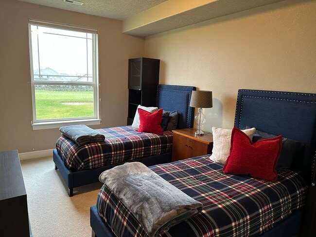 Building Photo - Stunning home on the OGA course