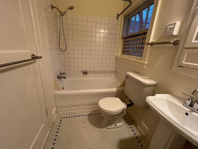 Building Photo - Large One bedroom downtown Eugene Apartment